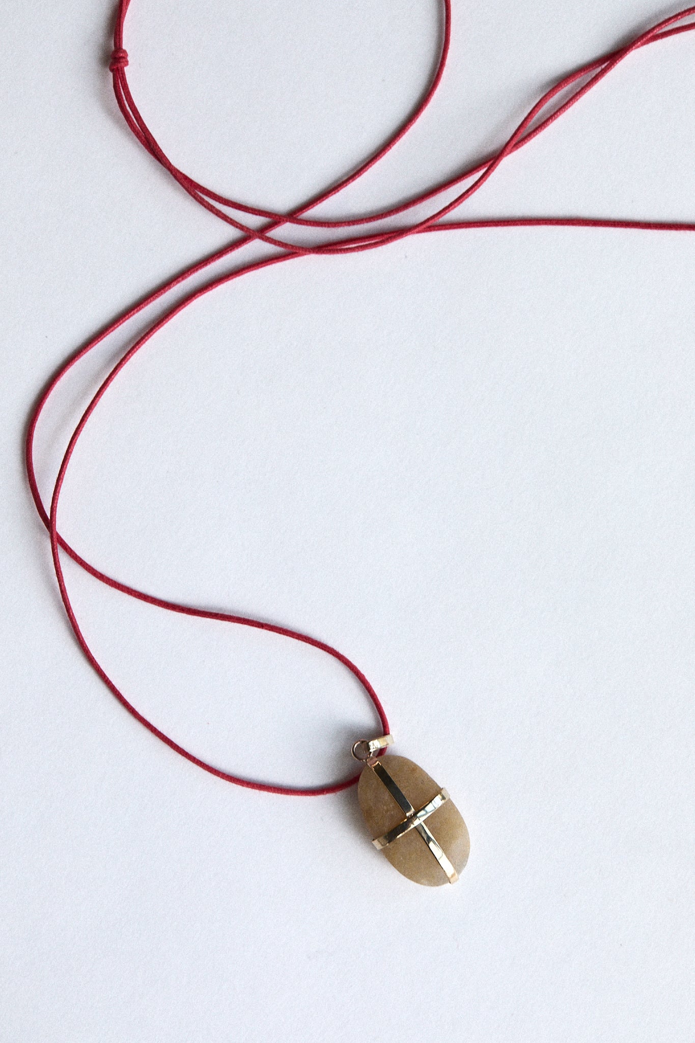 Amber Stone - 9 carat gold ribbon setting