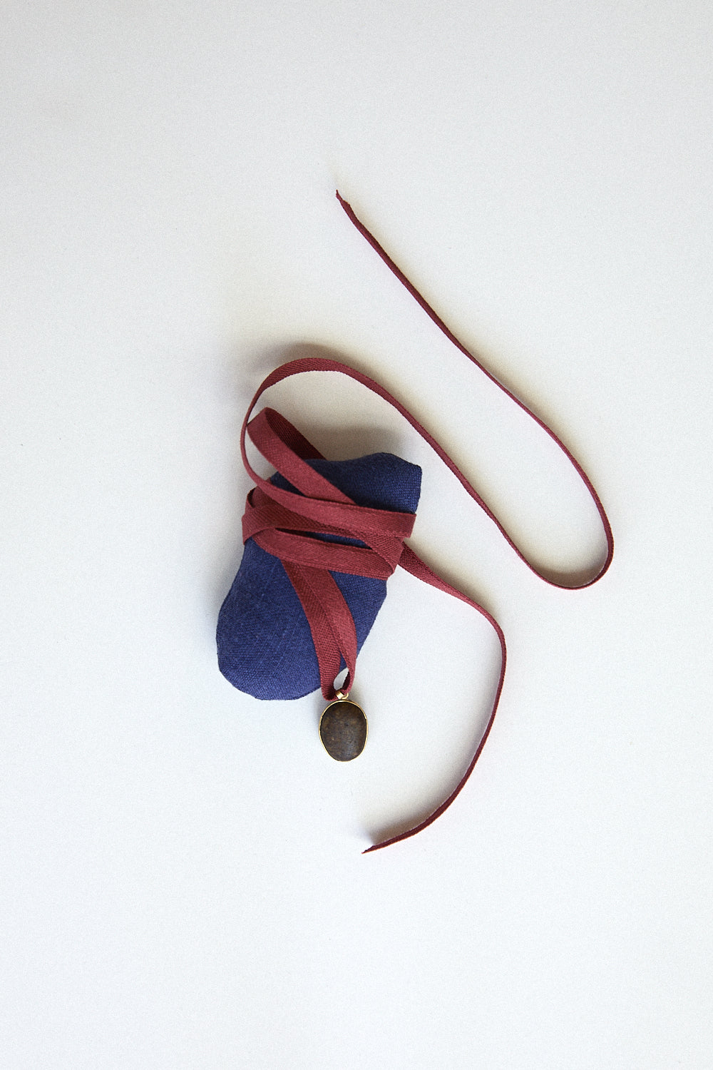 Coffee Bean Stone Pendant - 18 carat gold spectacle