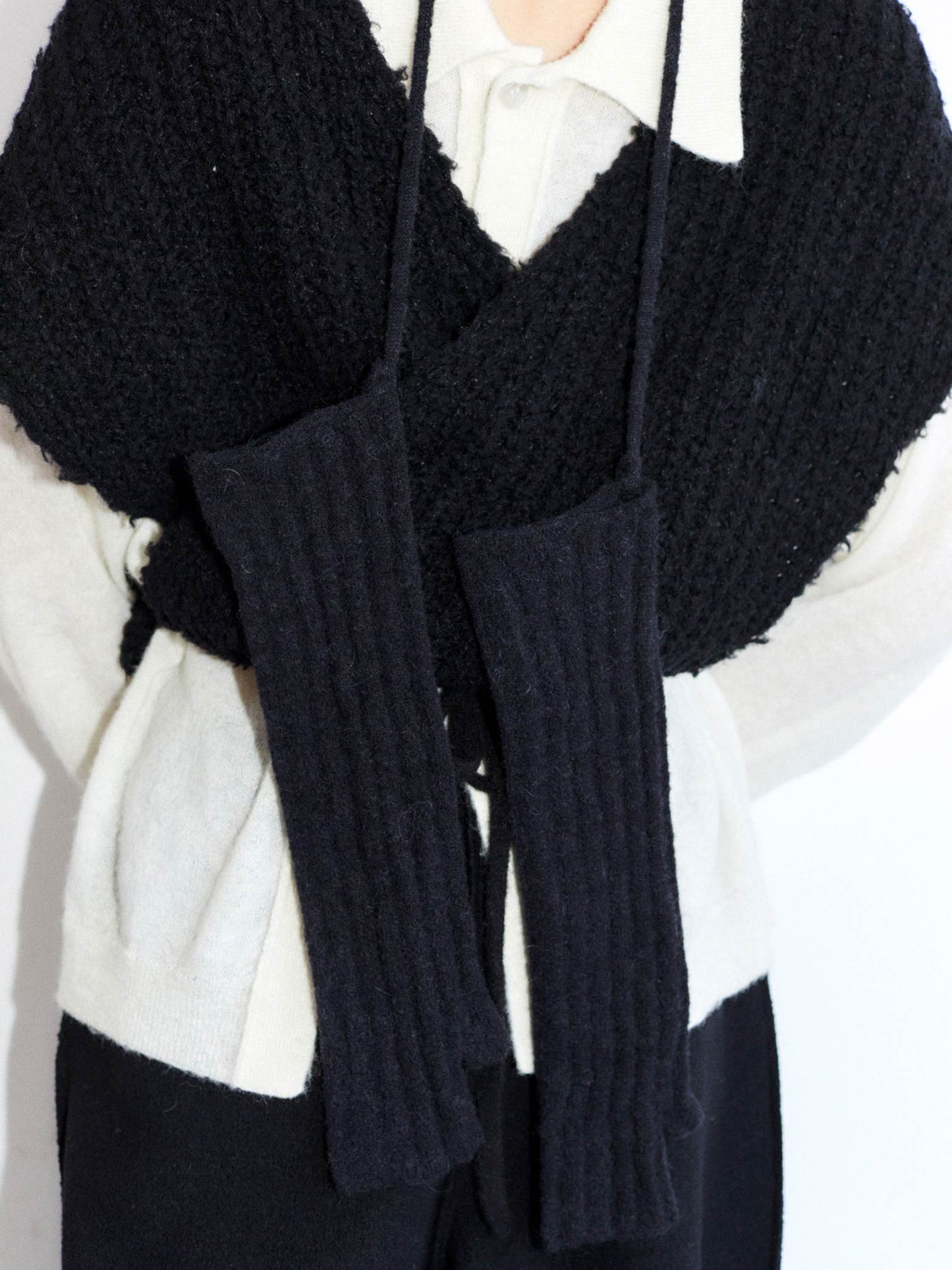 Mijikai Mittens in Black
