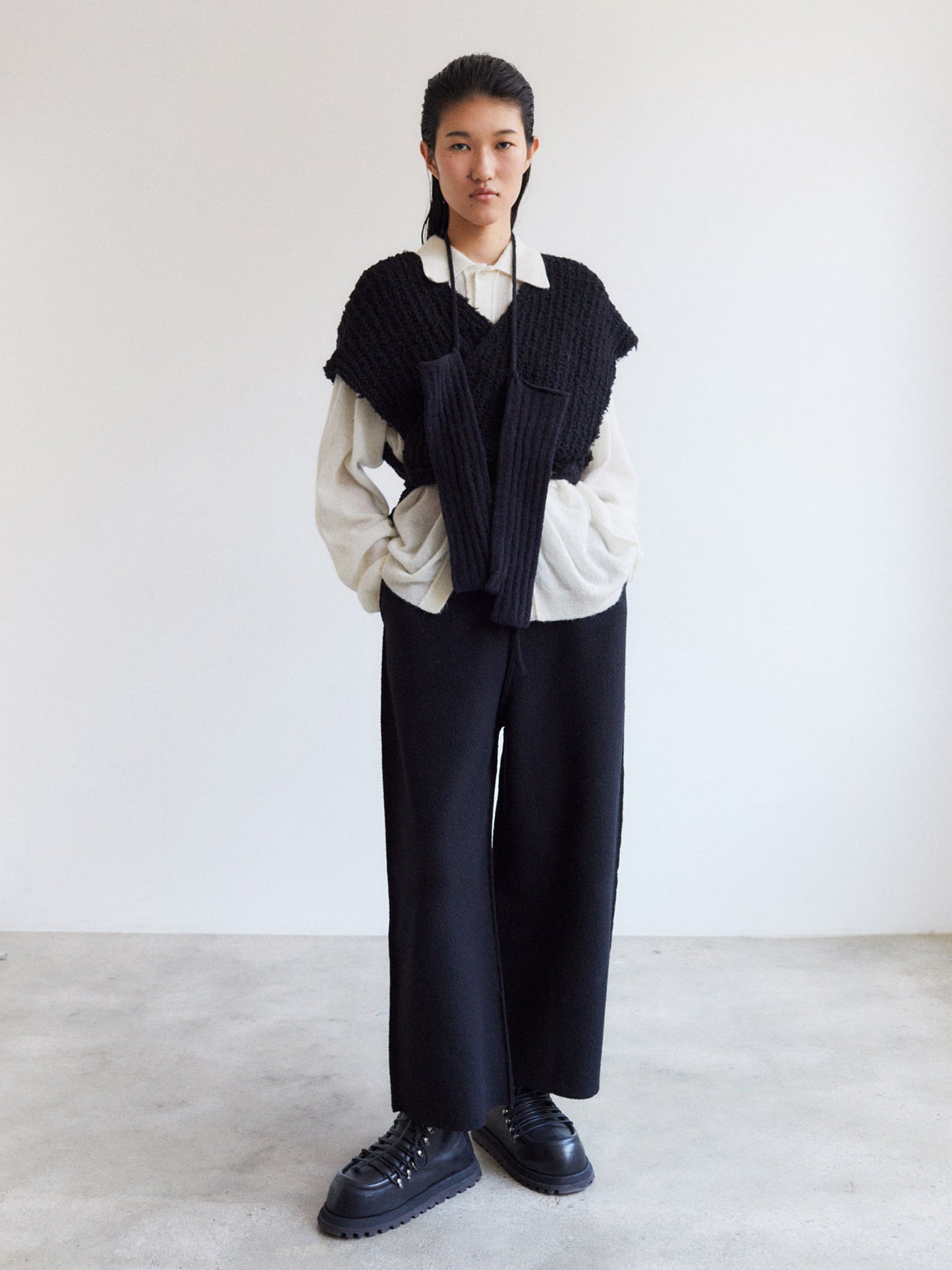 Mijikai Mittens in Black