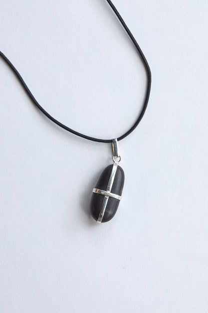 Elongated Black Stone - Sterling Silver ribbon setting