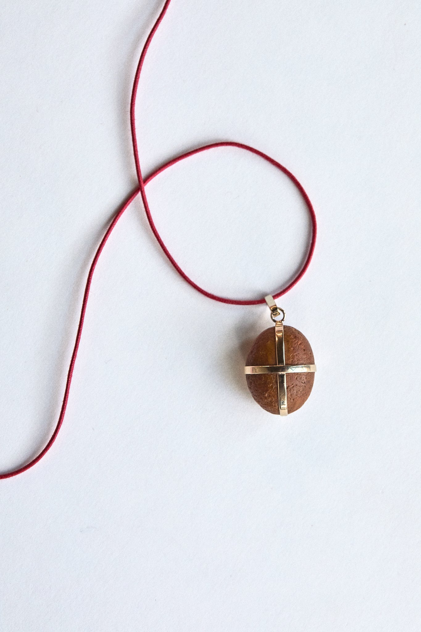 Caramel Stone - 9 carat gold ribbon setting