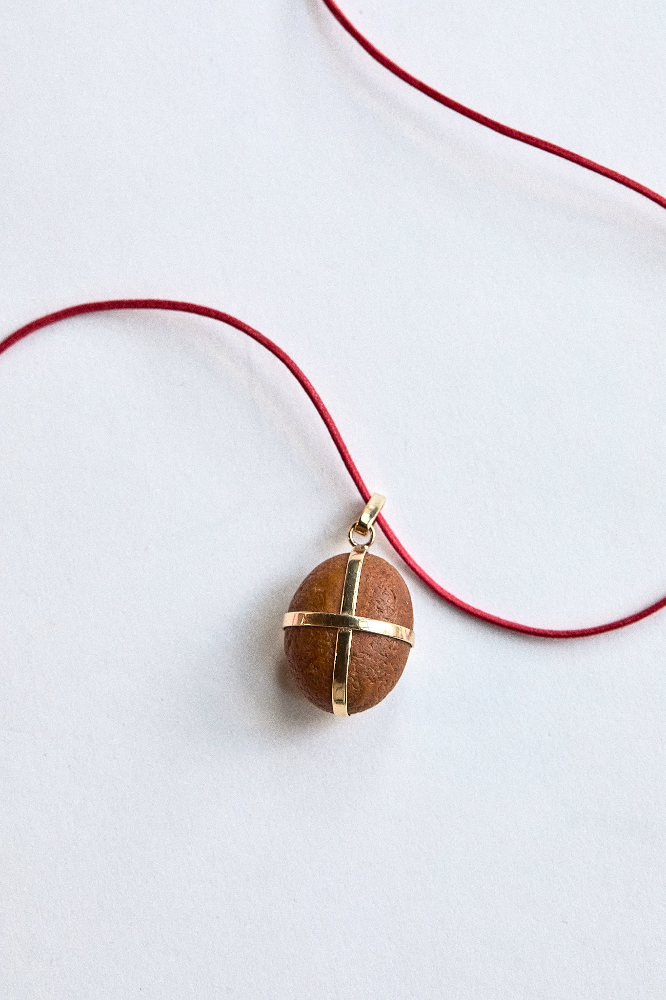 Caramel Stone - 9 carat gold ribbon setting