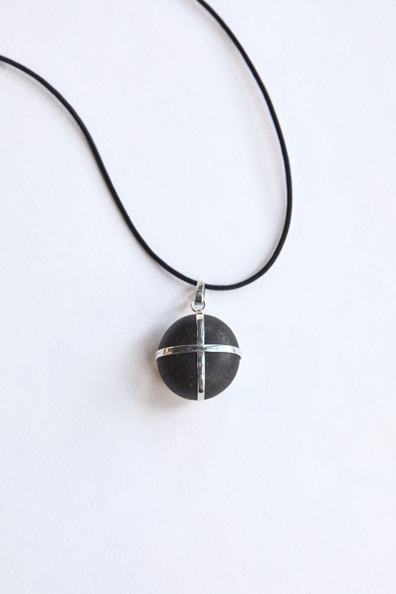 Perfect Black Stone - Sterling Silver ribbon setting