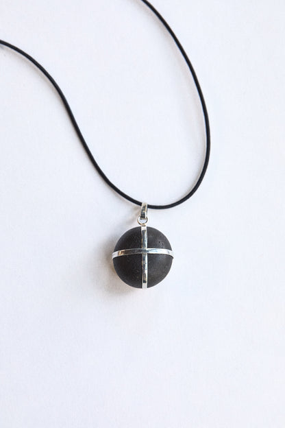 Perfect Black Stone - Sterling Silver ribbon setting