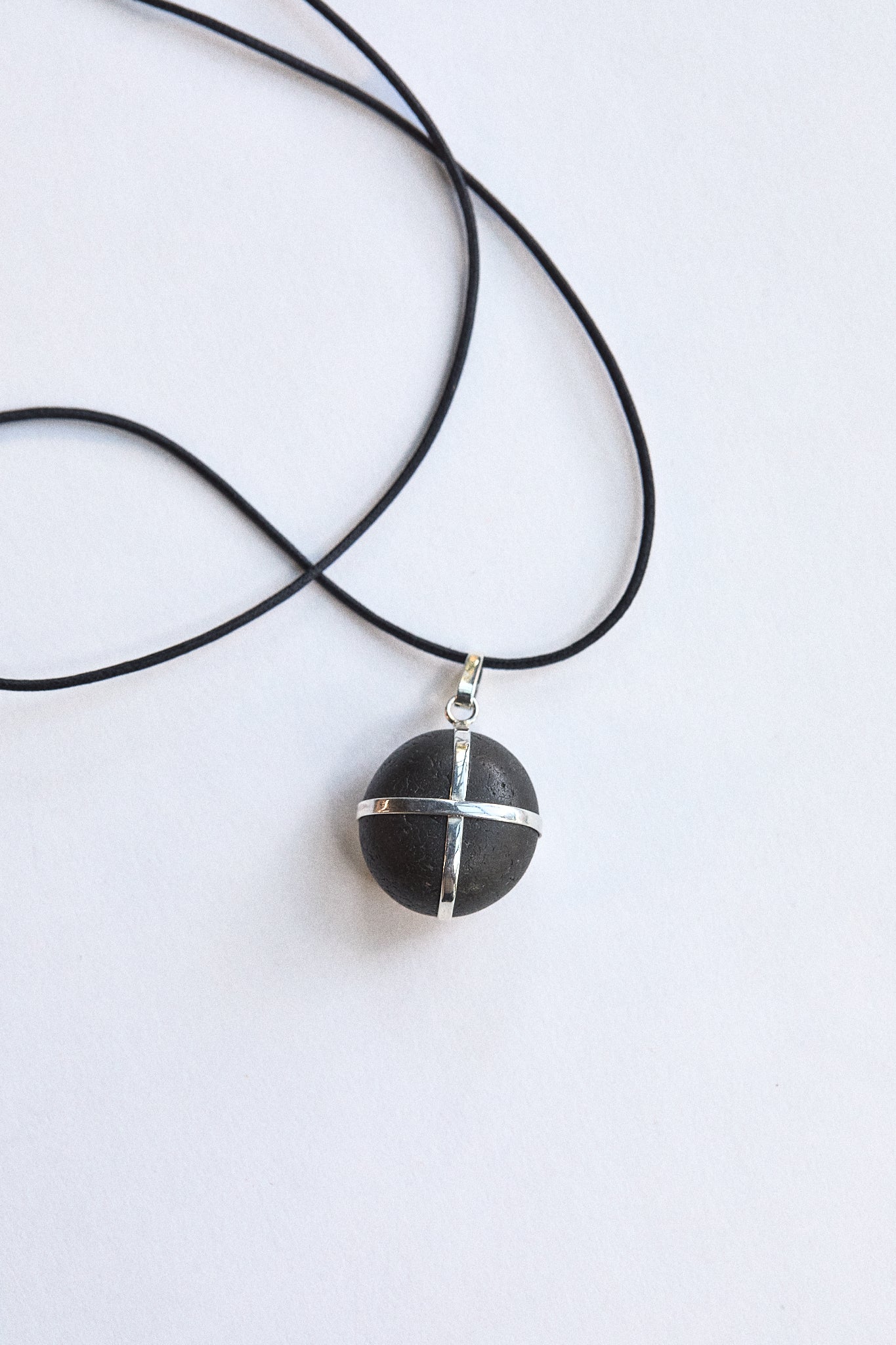 Perfect Black Stone - Sterling Silver ribbon setting