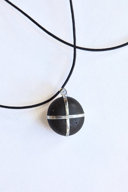 Perfect Black Stone - Sterling Silver ribbon setting