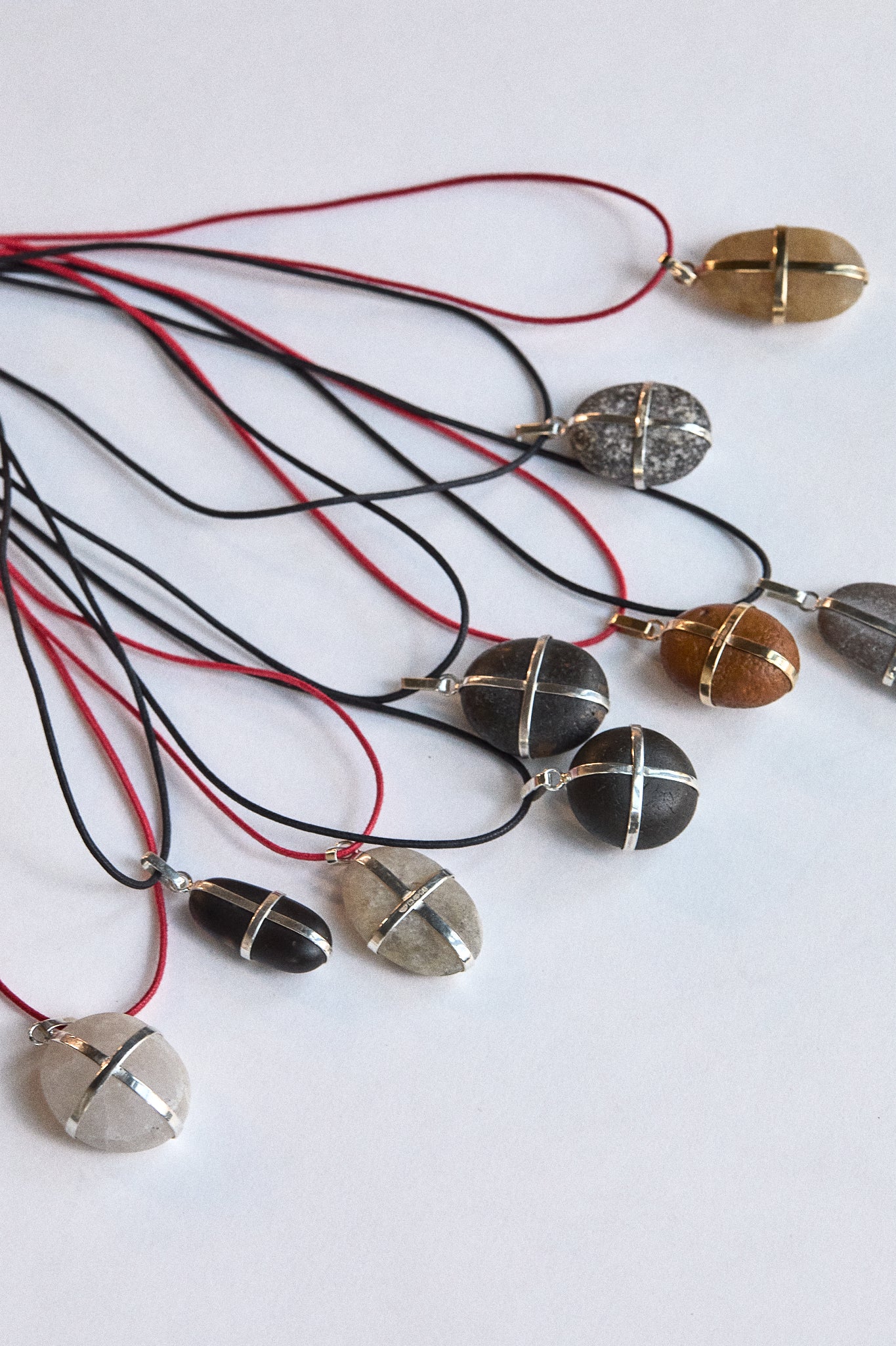 Perfect Black Stone - Sterling Silver ribbon setting