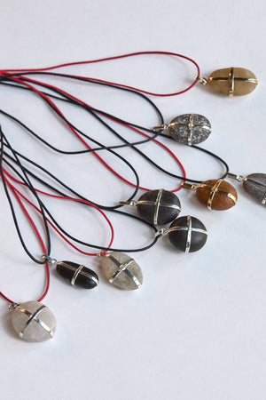 Perfect Black Stone - Sterling Silver ribbon setting