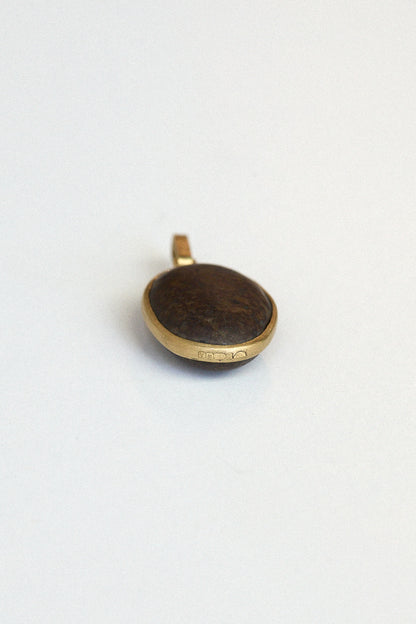 Coffee Bean Stone Pendant - 18 carat gold spectacle