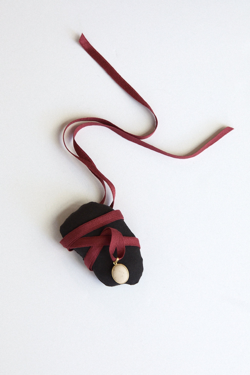 Cream Stone Pendant - 18 carat gold spectacle