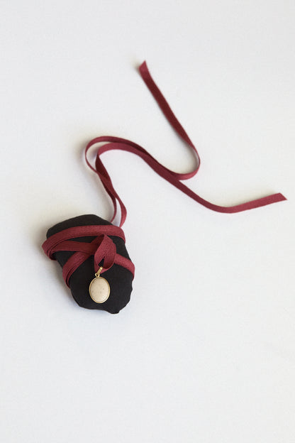 Cream Stone Pendant - 18 carat gold spectacle