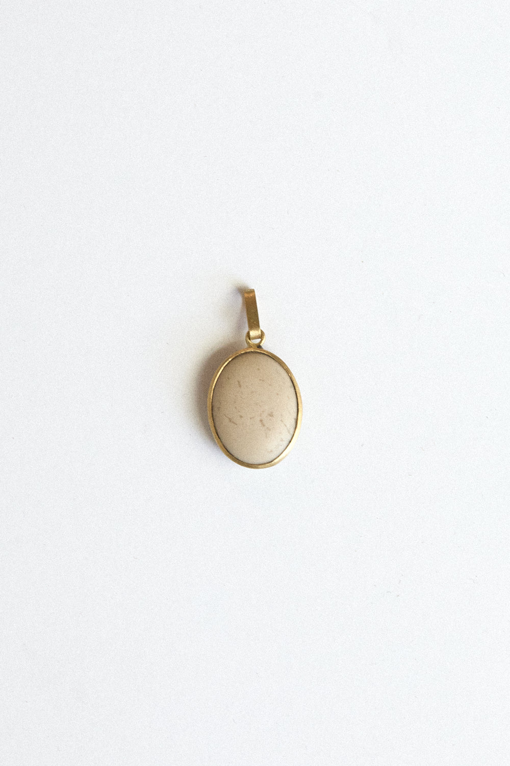 Cream Stone Pendant - 18 carat gold spectacle