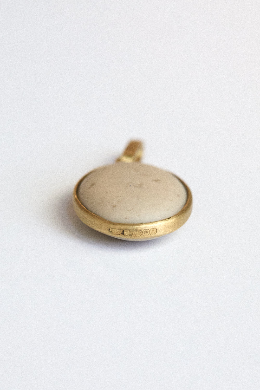 Cream Stone Pendant - 18 carat gold spectacle