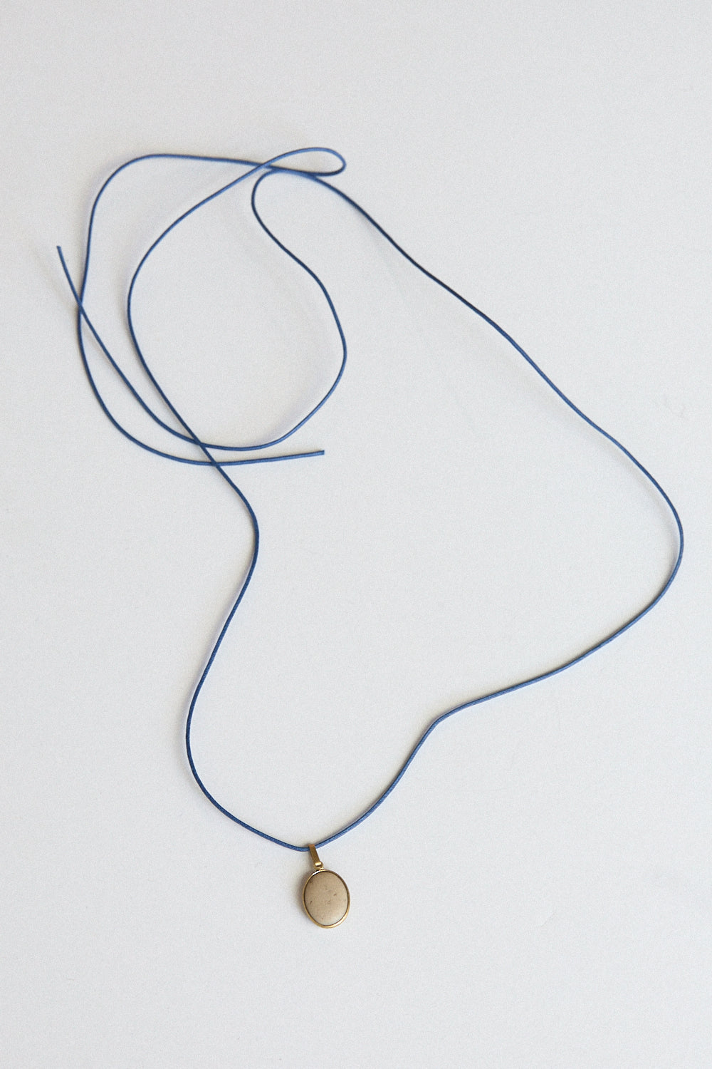 Cream Stone Pendant - 18 carat gold spectacle