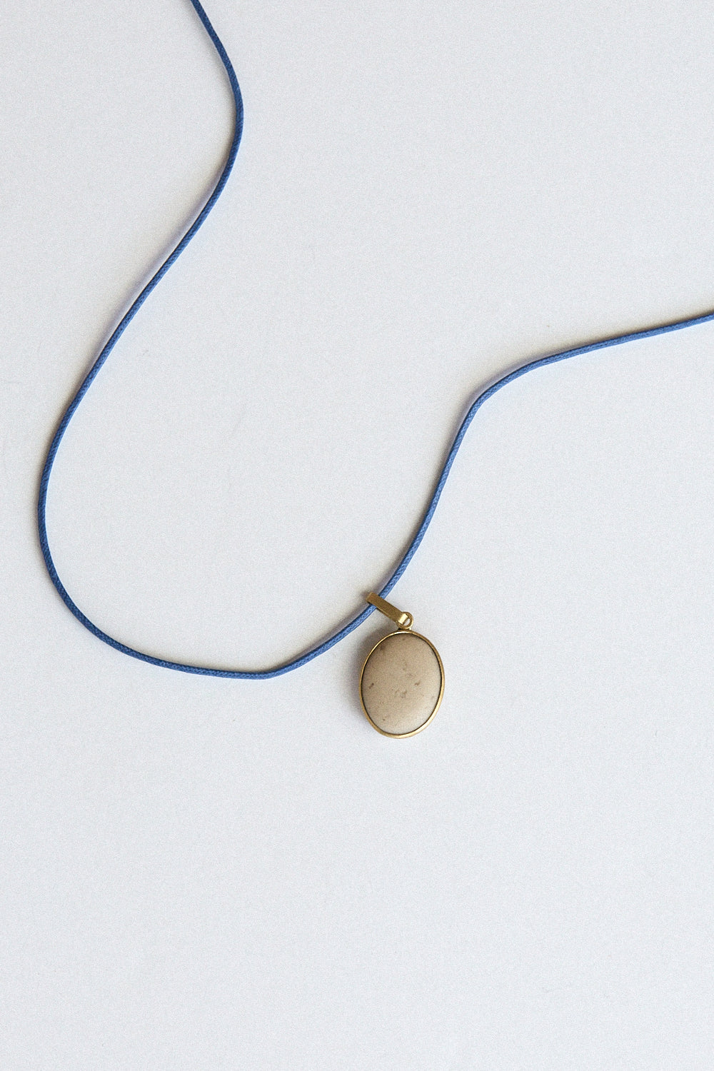 Cream Stone Pendant - 18 carat gold spectacle