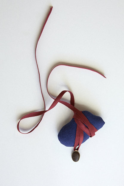 Coffee Bean Stone Pendant - 18 carat gold spectacle