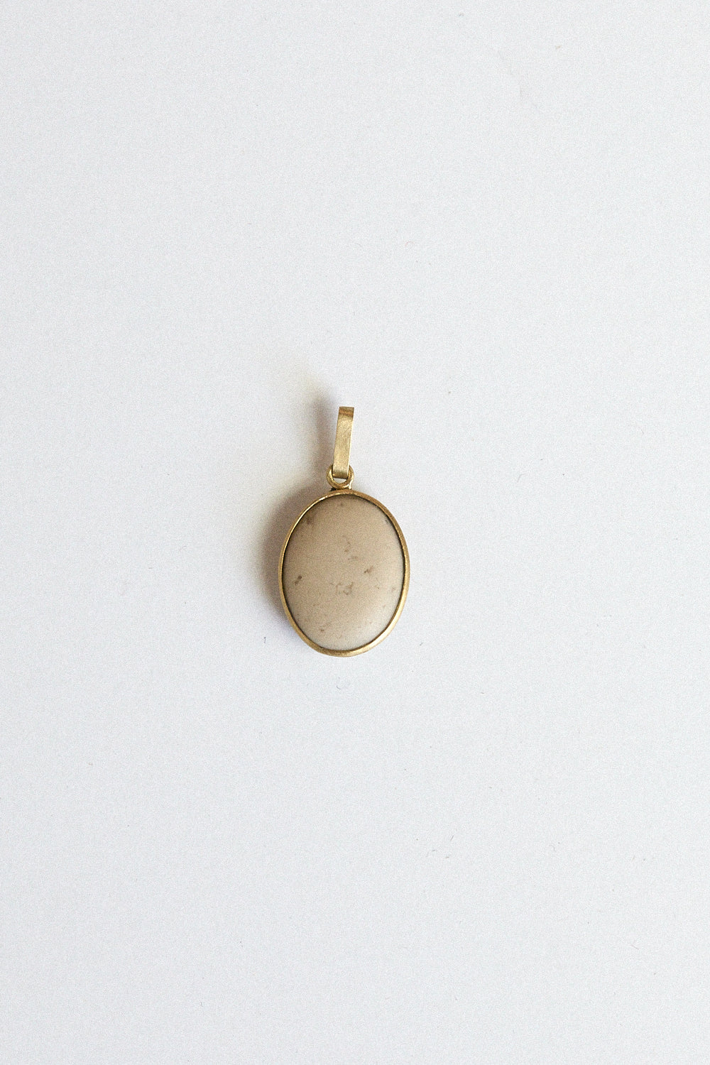 Cream Stone Pendant - 18 carat gold spectacle