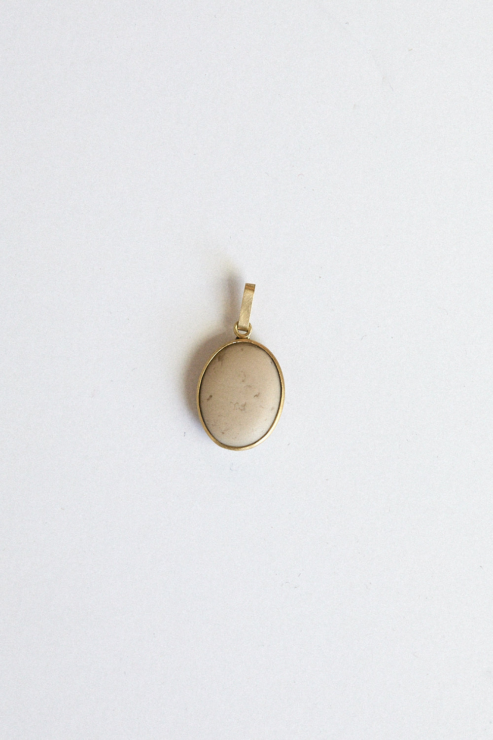 Cream Stone Pendant - 18 carat gold spectacle