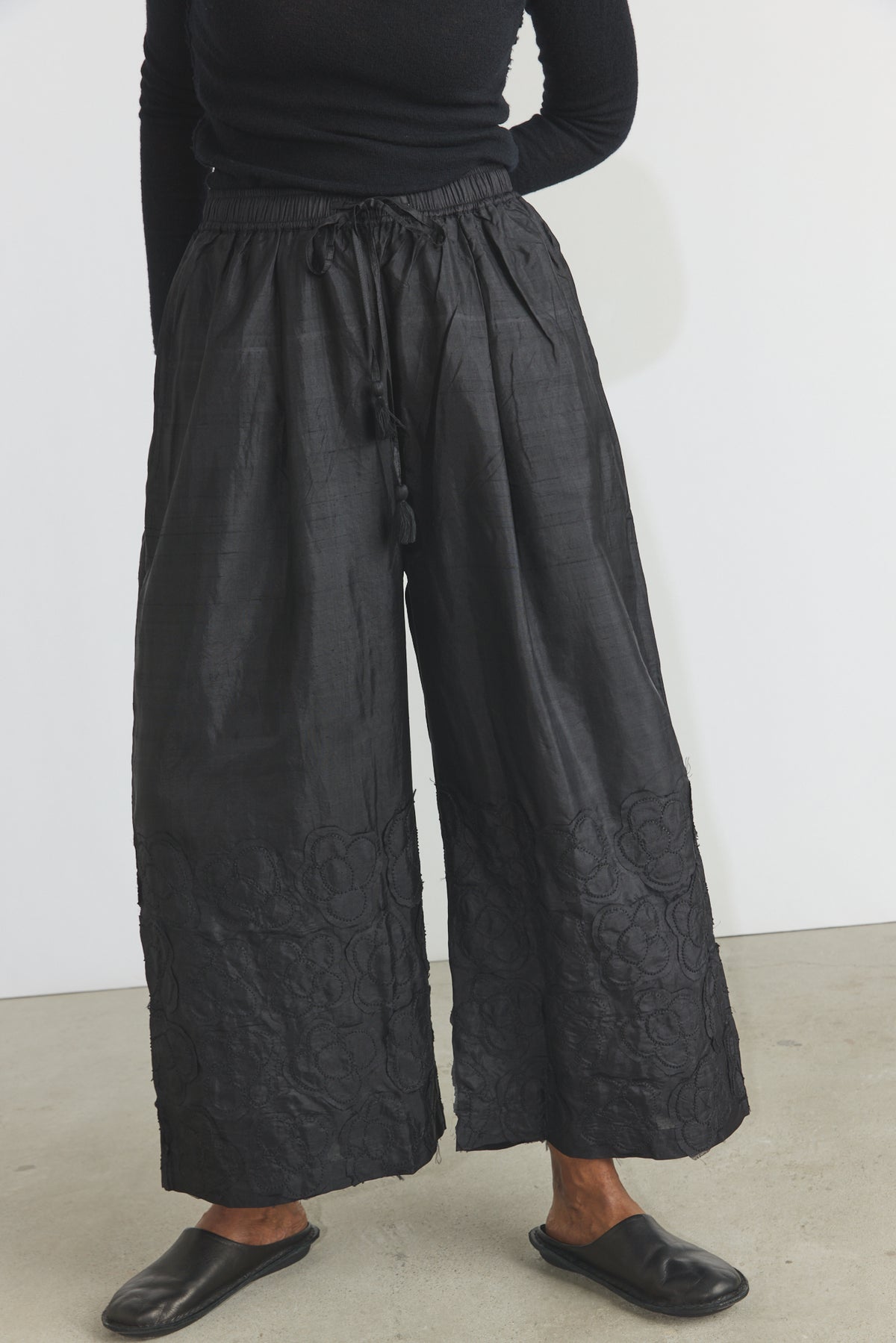 Flower Tuck Pants - Black