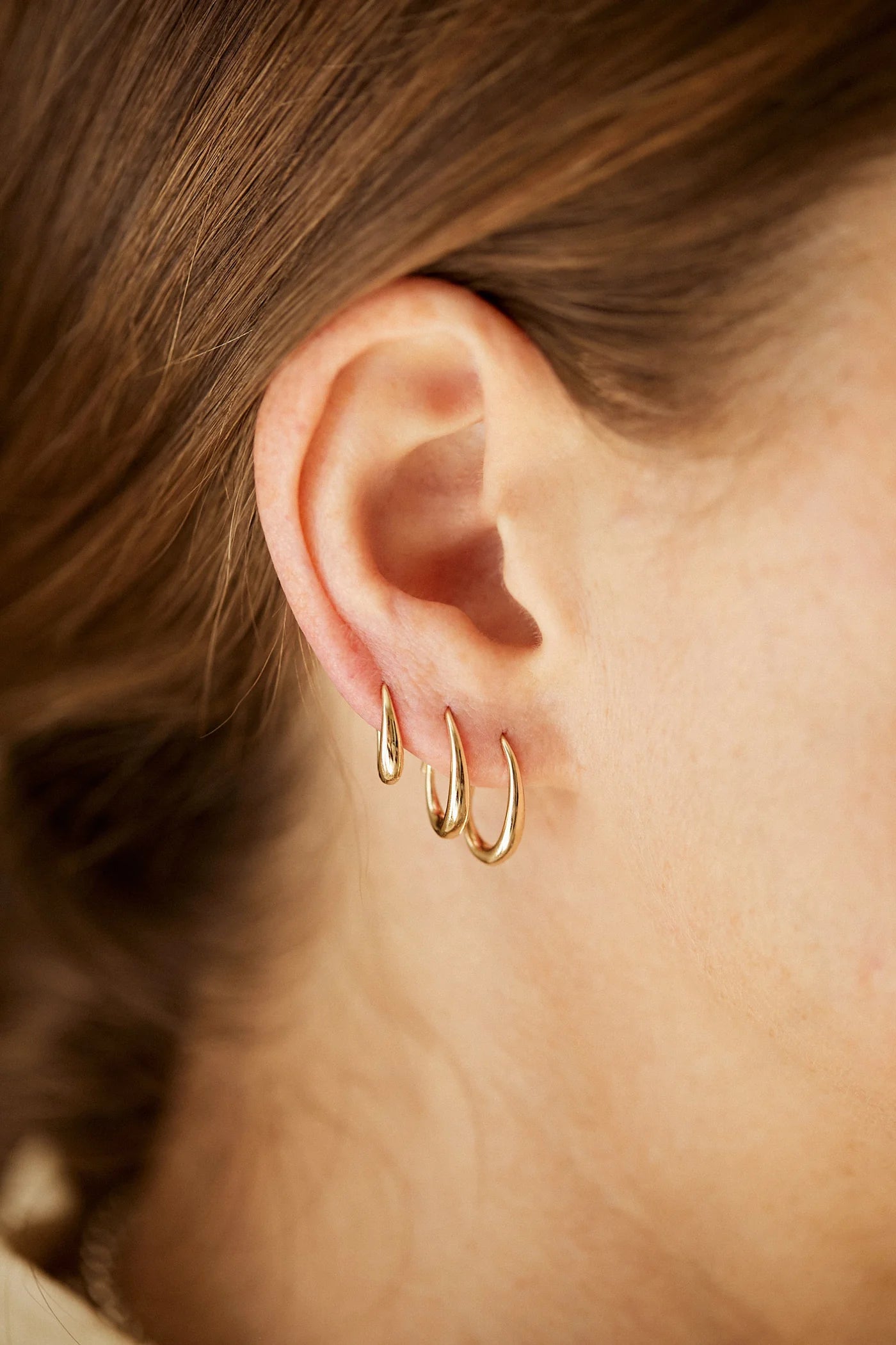Medium Oval Sempre Hoop - 14k Yellow Gold