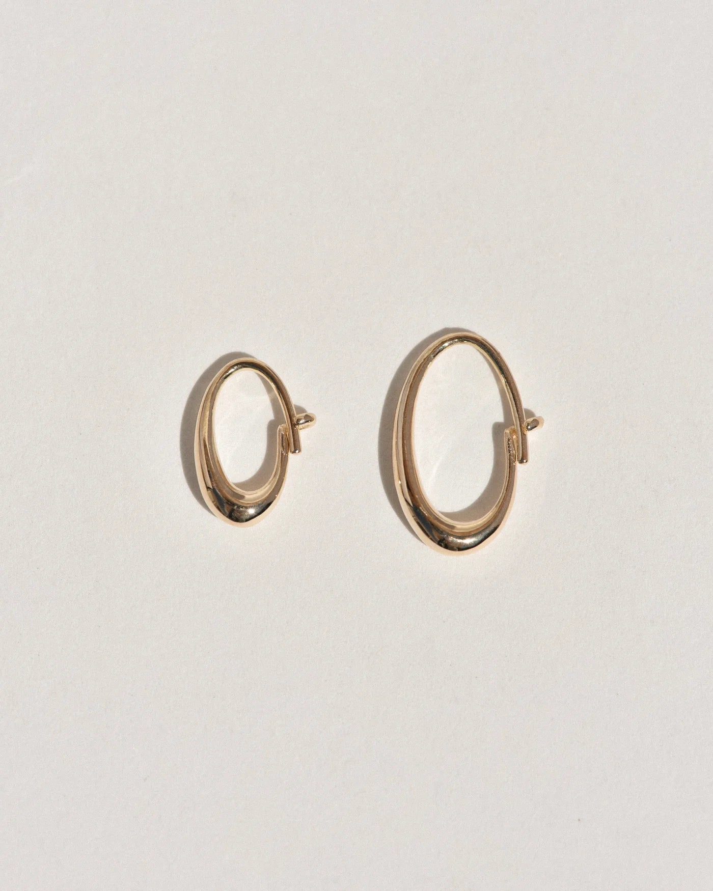 Medium Oval Sempre Hoop - 14k Yellow Gold