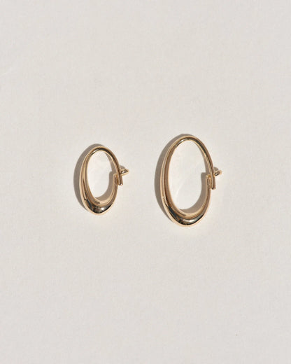 Medium Oval Sempre Hoop - 14k Yellow Gold