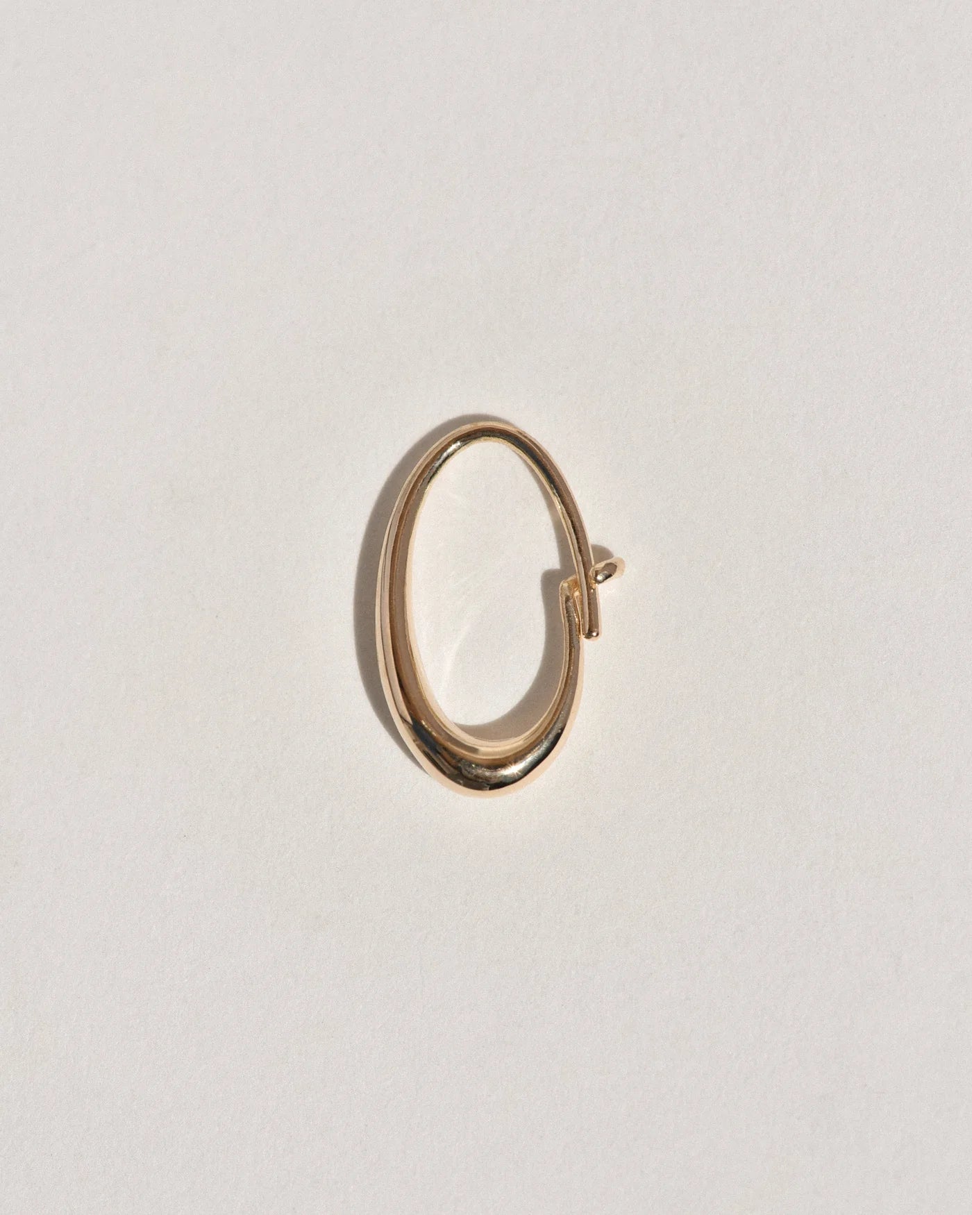 Medium Oval Sempre Hoop - 14k Yellow Gold