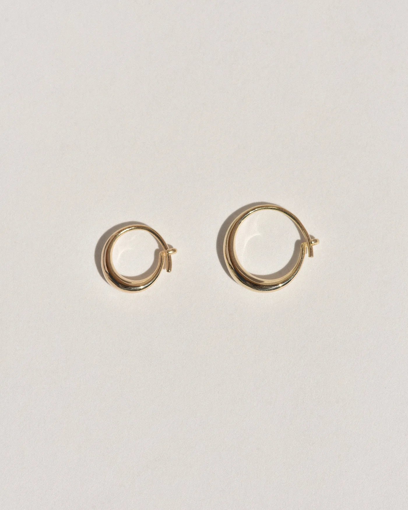 Medium Round Sempre Hoop - 14k Yellow Gold